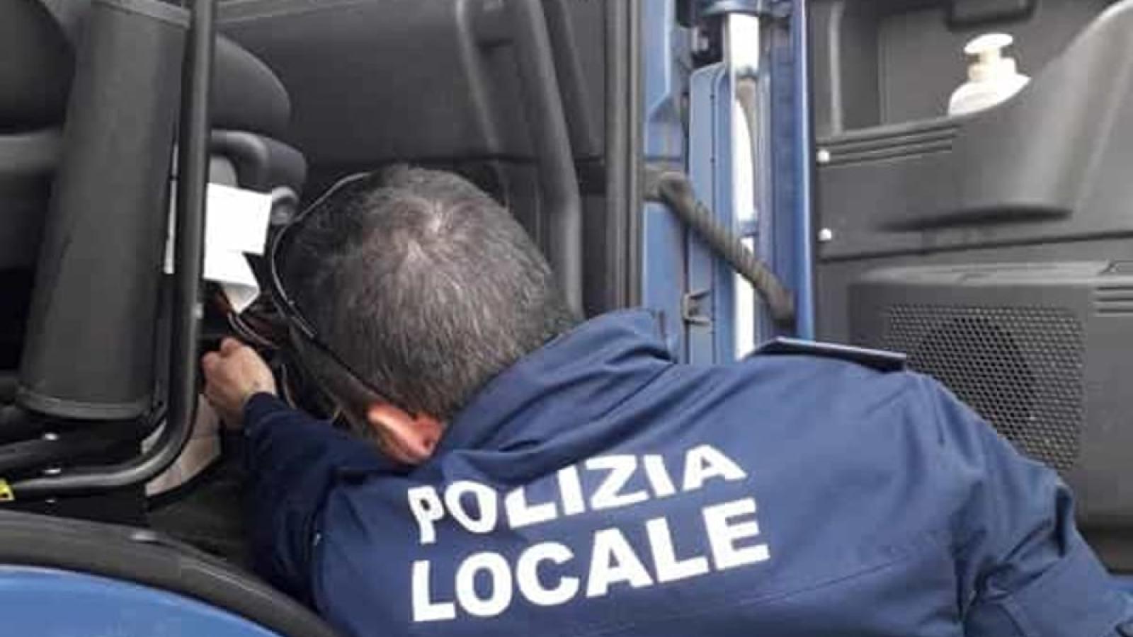 Bloccato tir con carte clonate, senza assicurazione e revisione