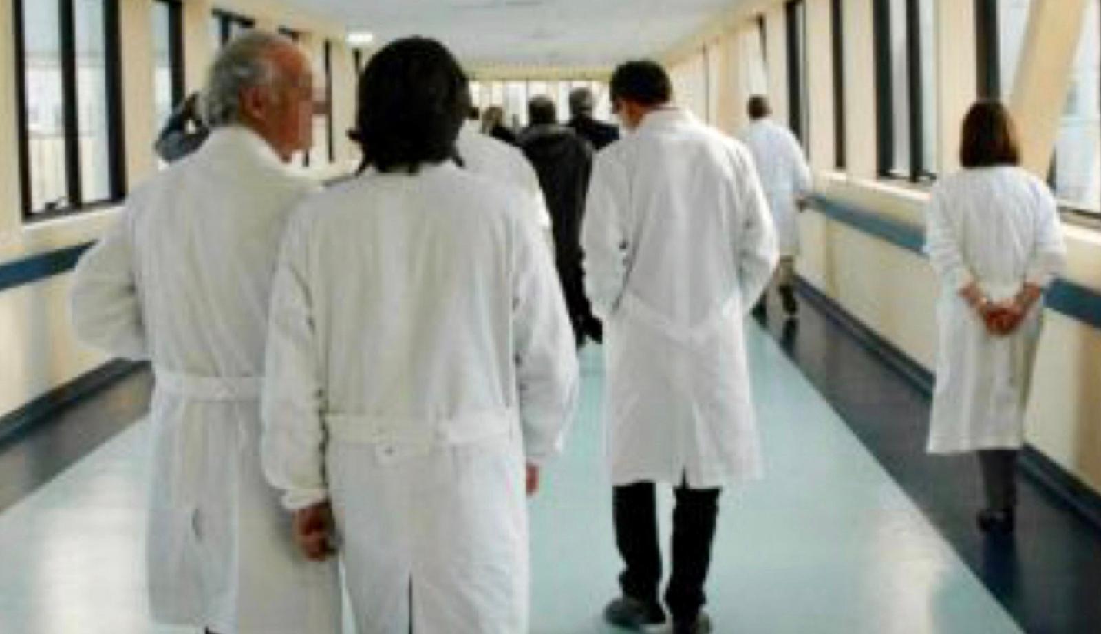 Medici in fuga dalla sanit&agrave; pubblica: 1.457 dimessi