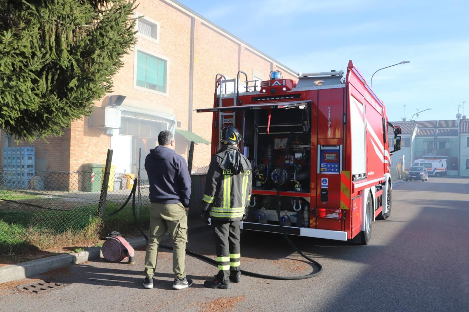 Fiamme in sacrestia, paura in pieno centro