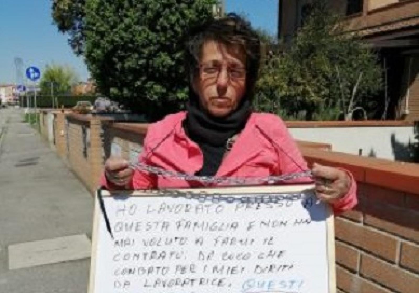 La colf "in nero" s'incatena: vuole i contributi