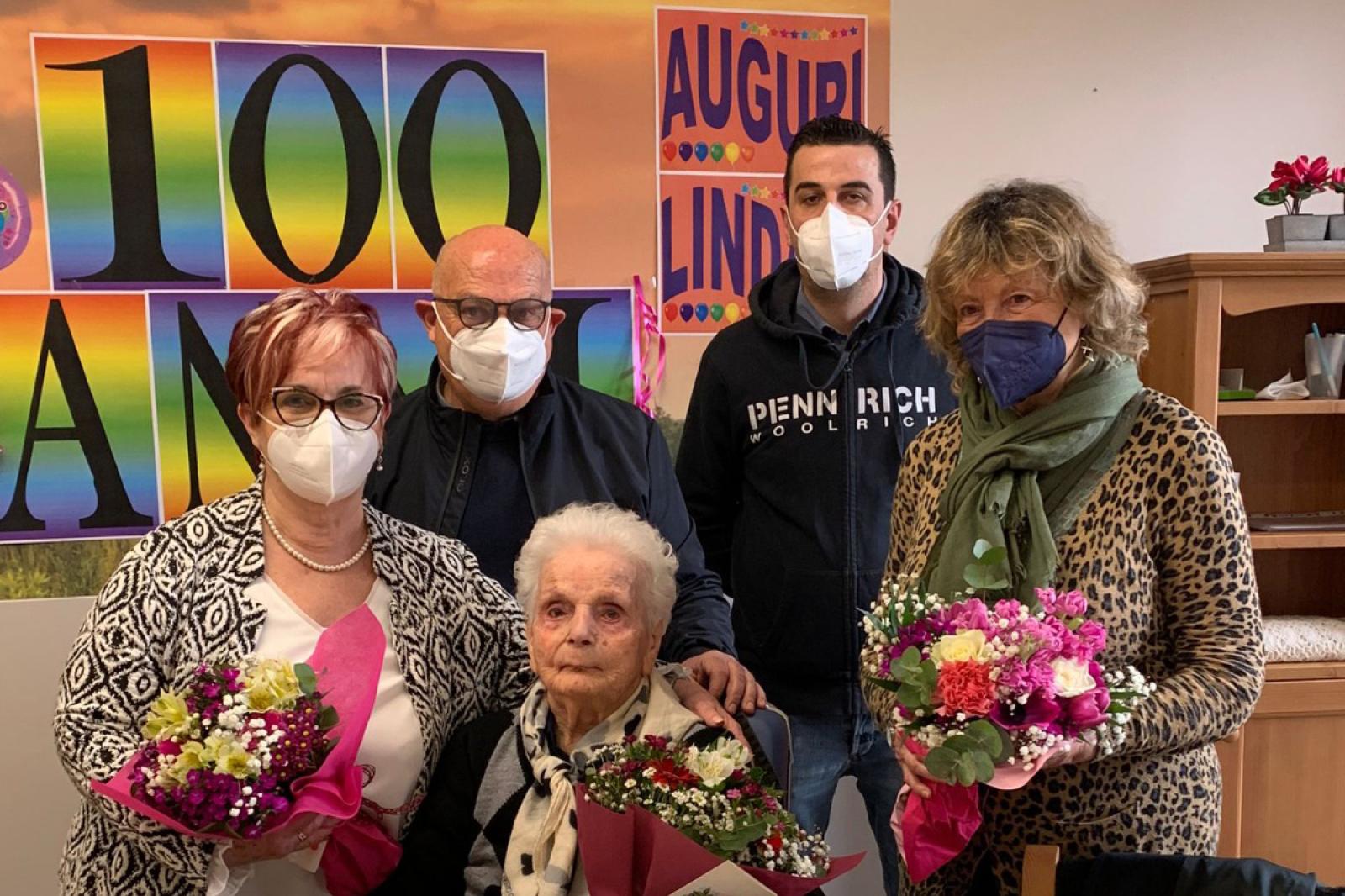 Nonna Linda dice 100, parte la festa