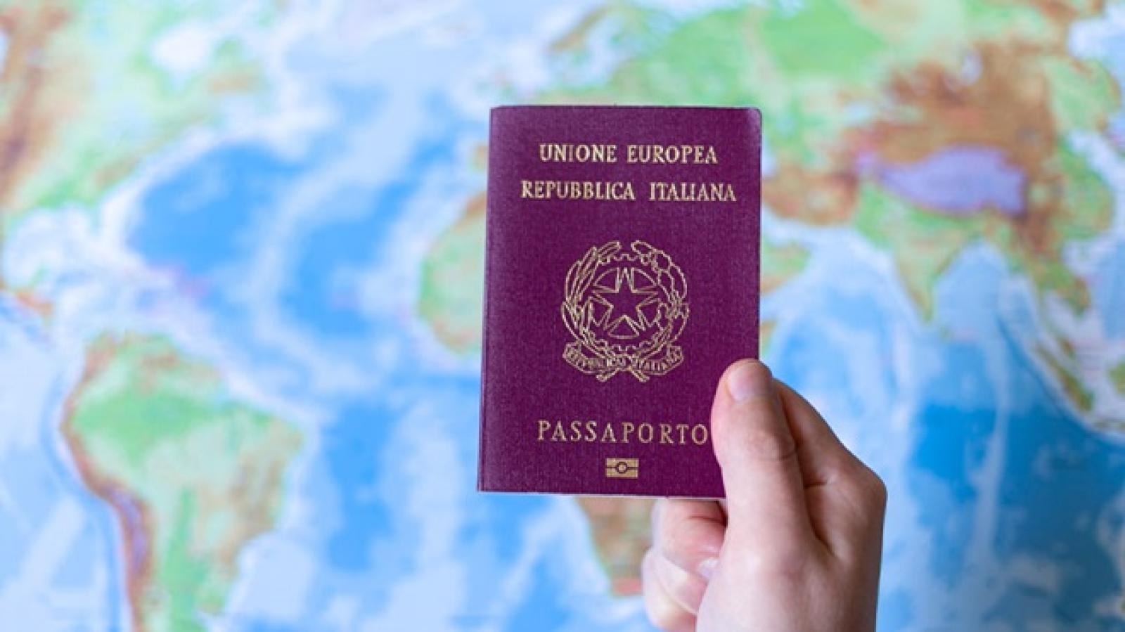 Il bimbo non &egrave; ancora nato, lei gli prenota gi&agrave; il passaporto