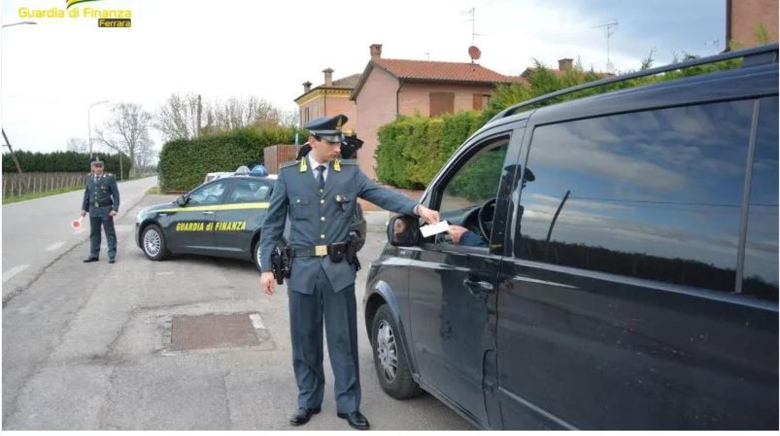 Taxi abusivi ai Lidi, portavano i ragazzini in disco