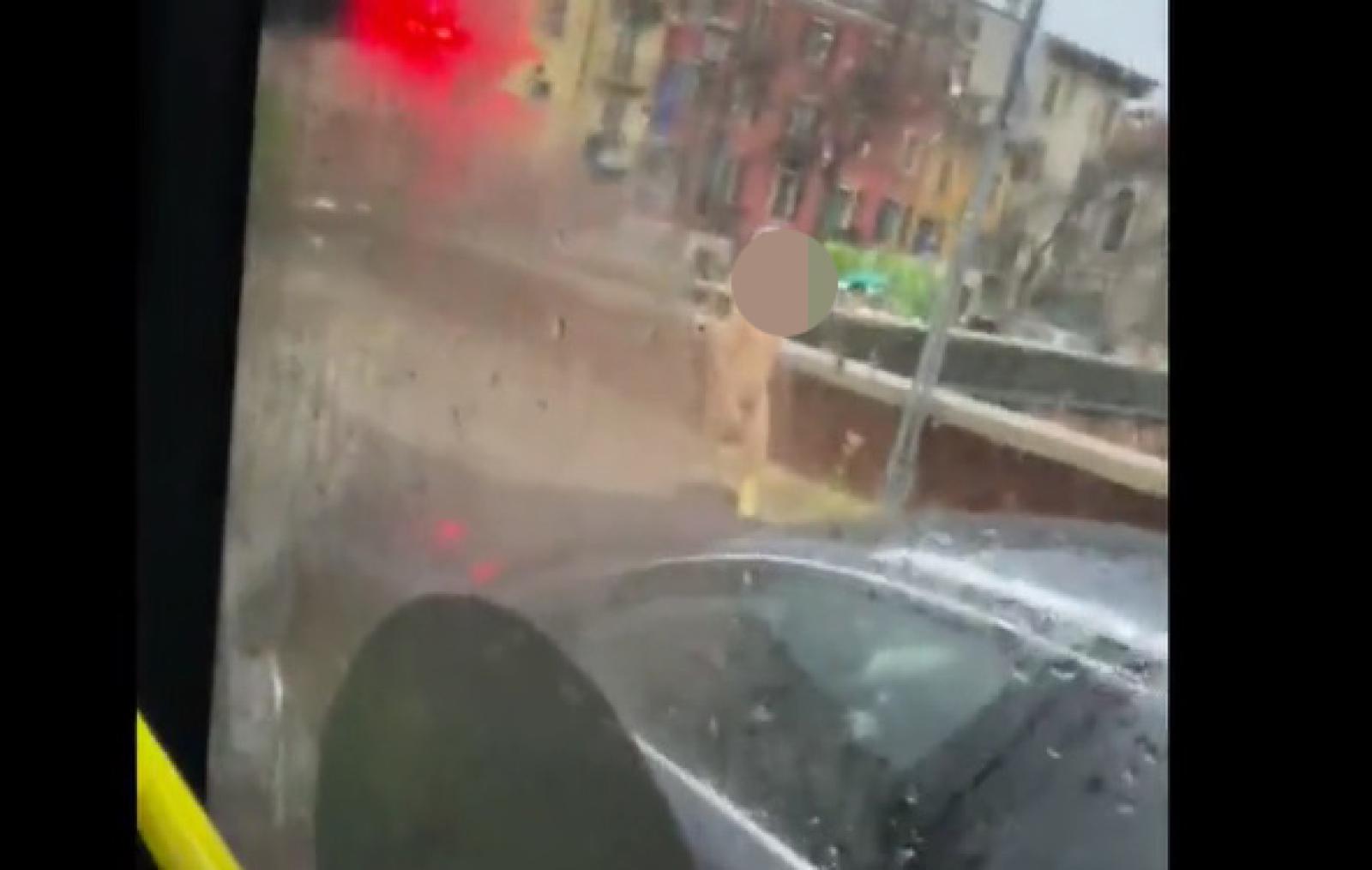 Passeggia nudo sotto la pioggia in pieno centro