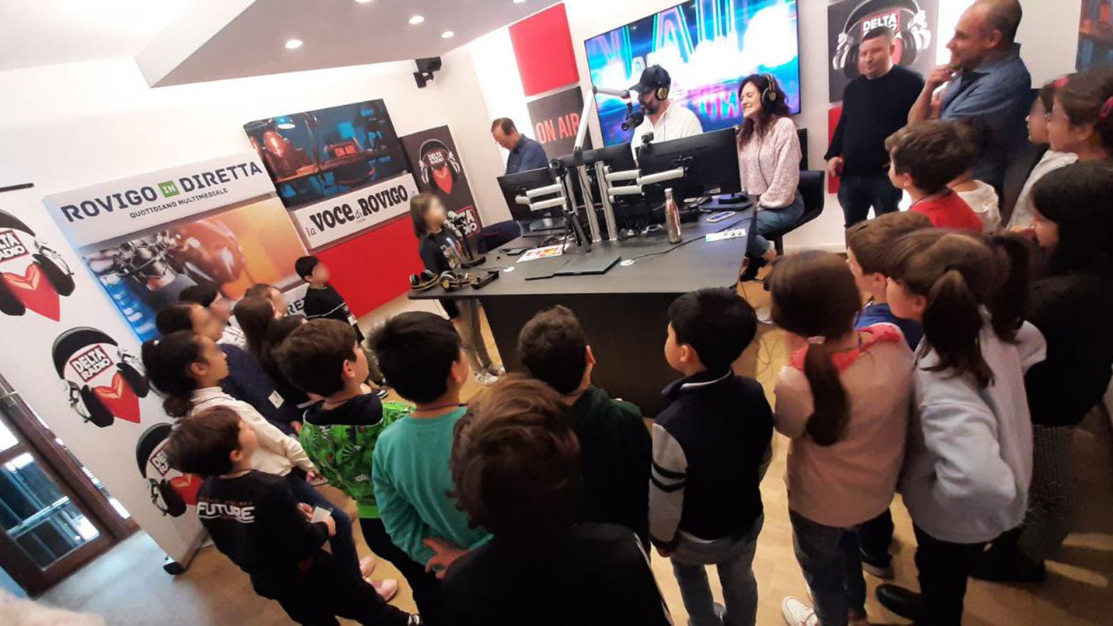 Piccoli studenti crescono: la visita alla Voce e in radio