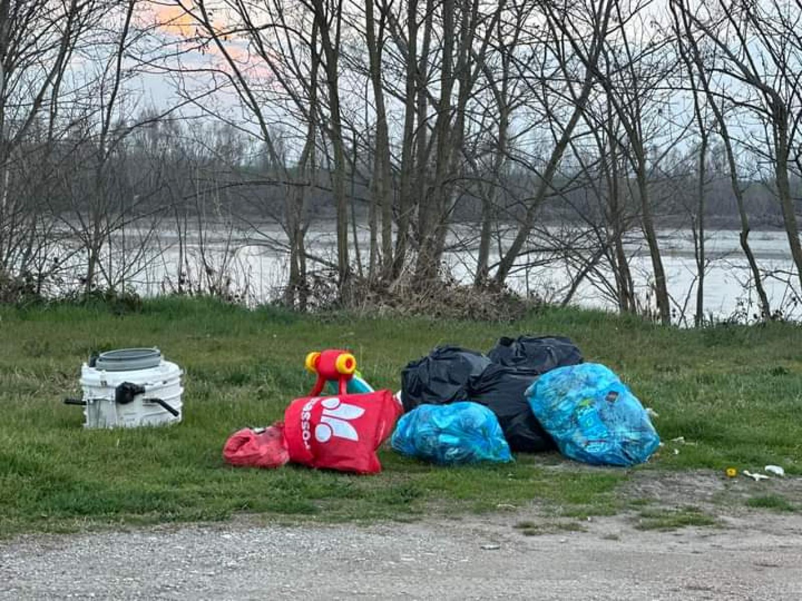 Di notte, trasformano l'argine in una discarica