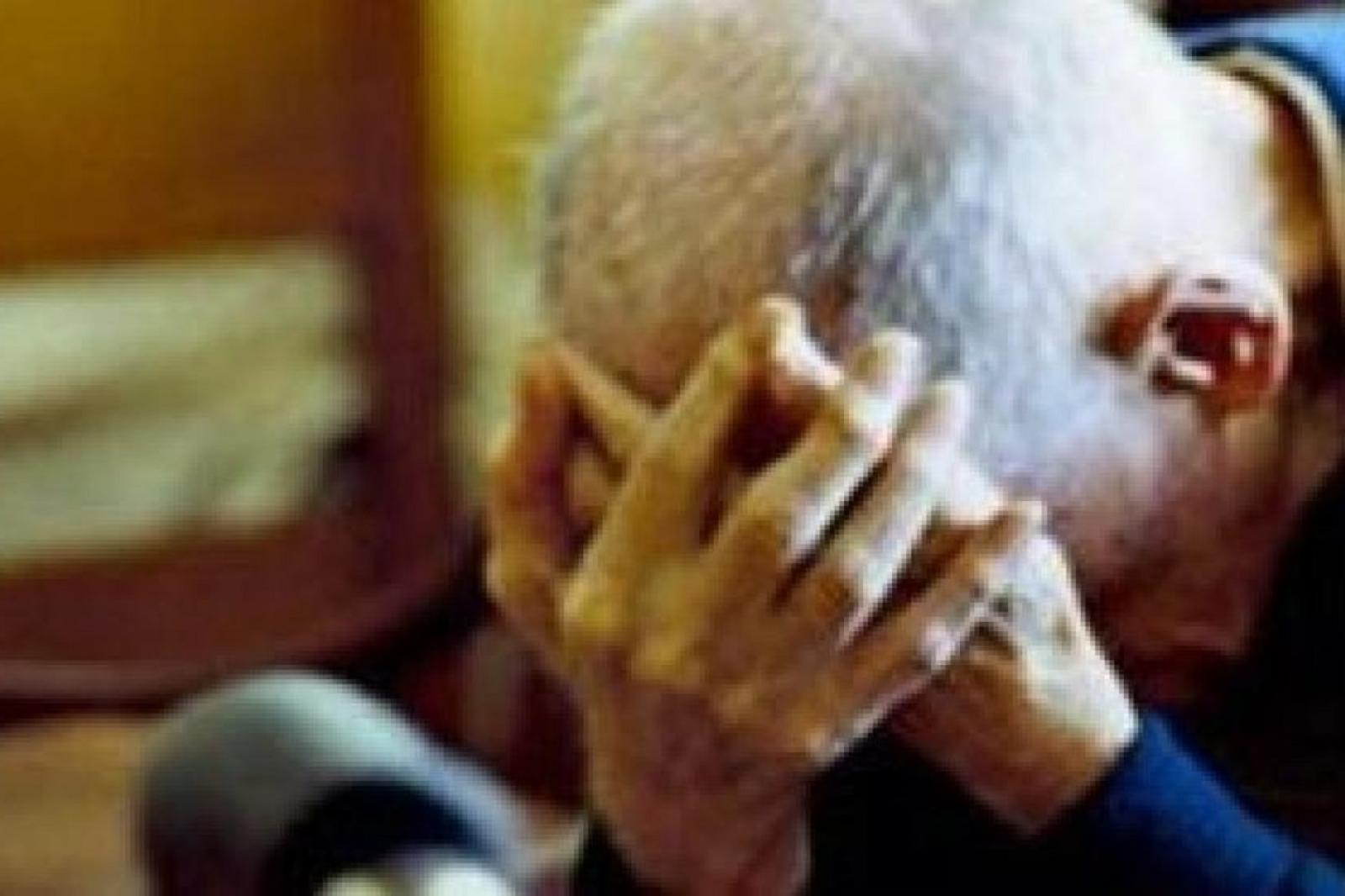 Orrore: schiaffi, pugni e frustate nella casa di riposo