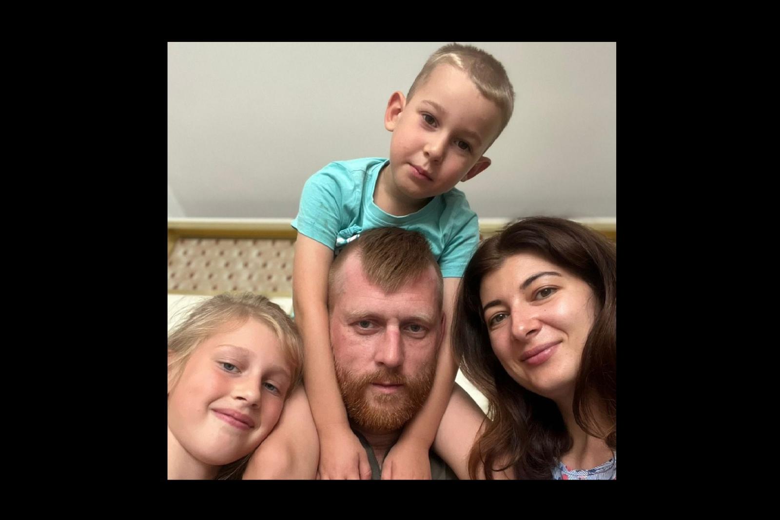 Alex riabbraccia i suoi bimbi al fronte