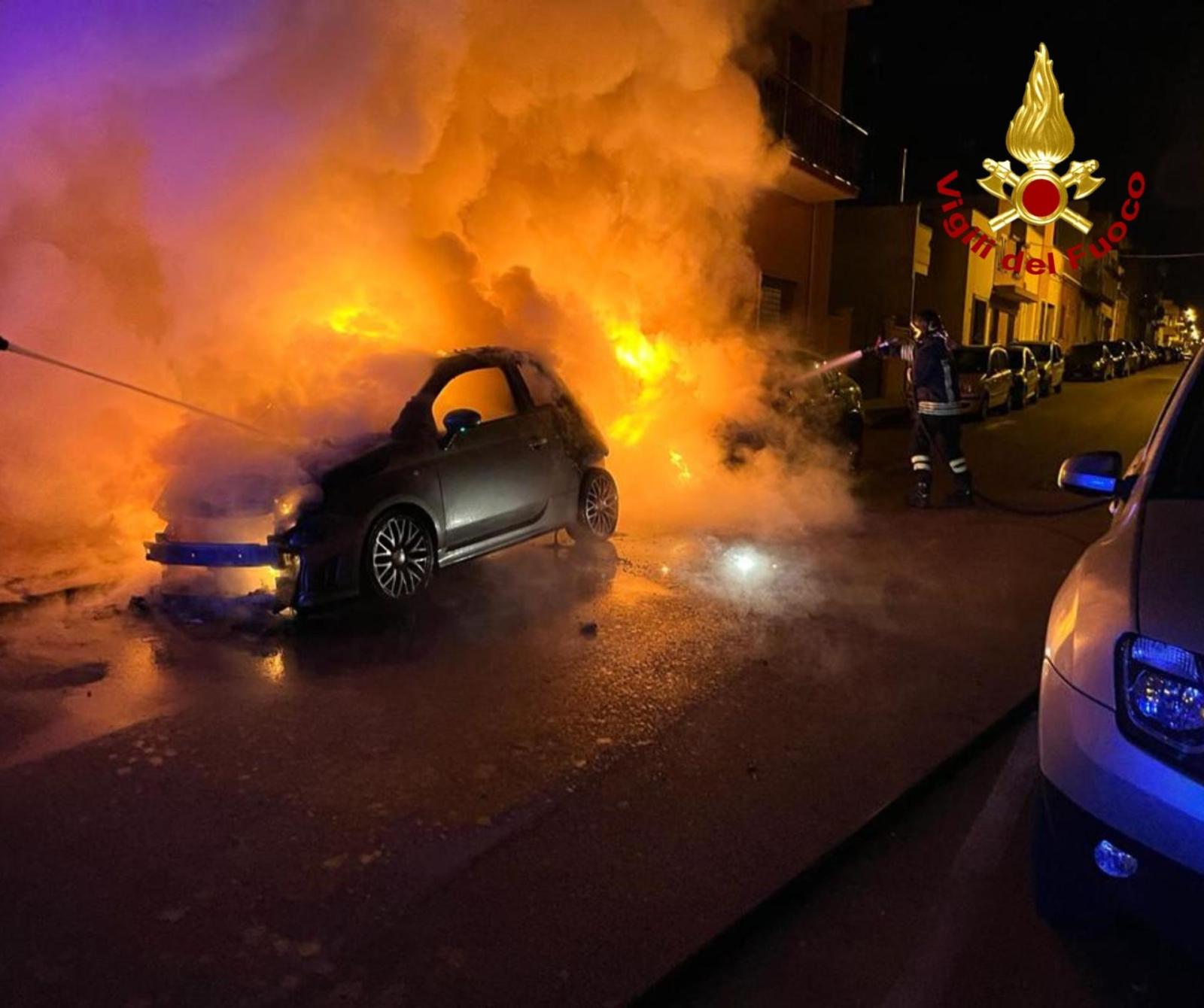 Auto a fuoco nella notte, incendio doloso