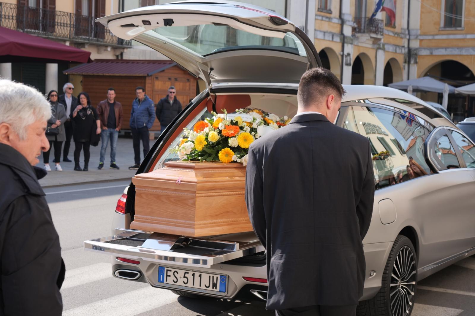 Lacrime e cordoglio per l&rsquo;addio a Paola