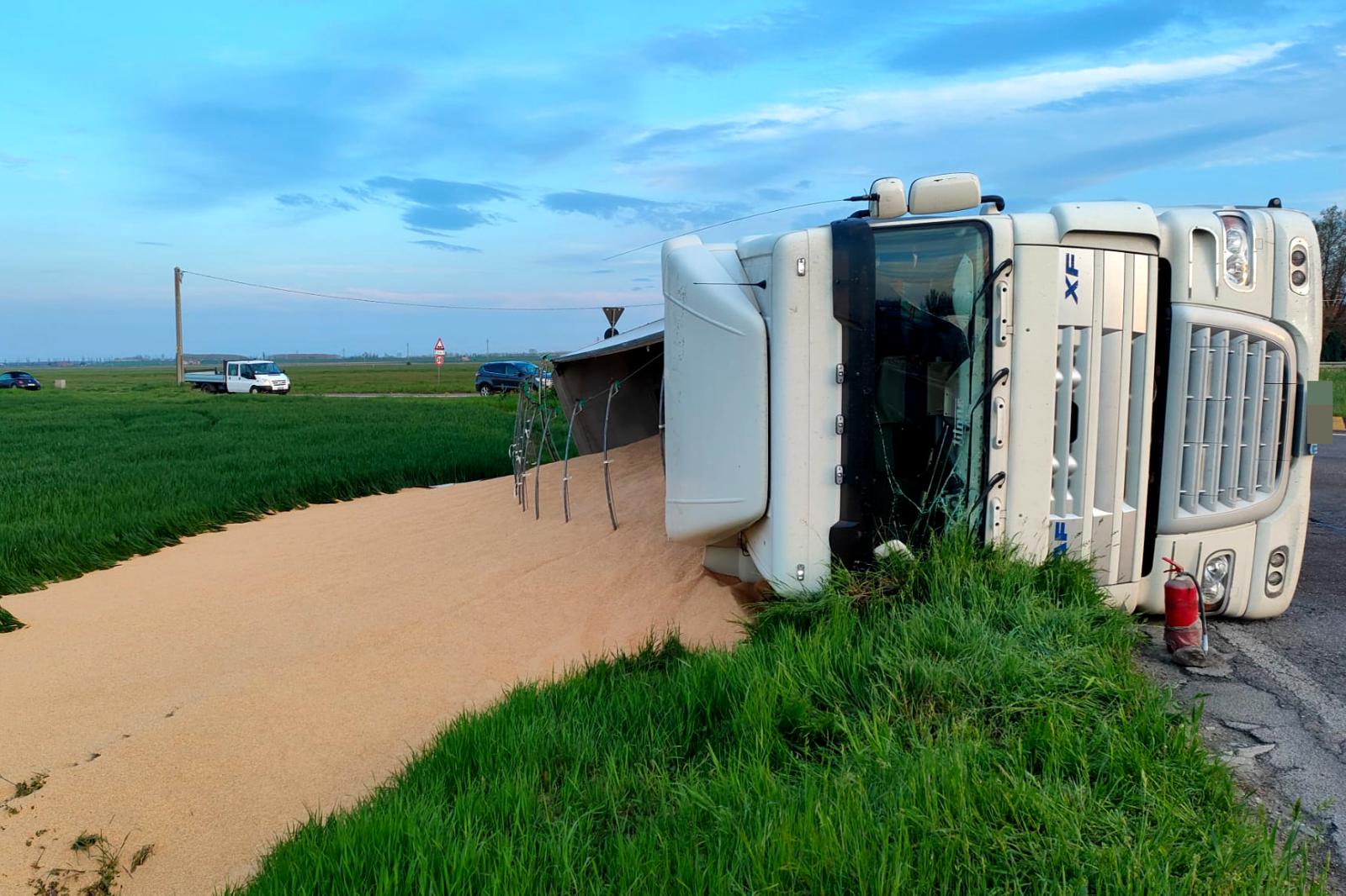 Il Tir si rovescia e perde il carico