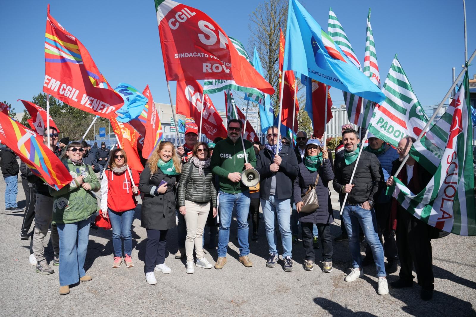 In sciopero per difendere la collega licenziata