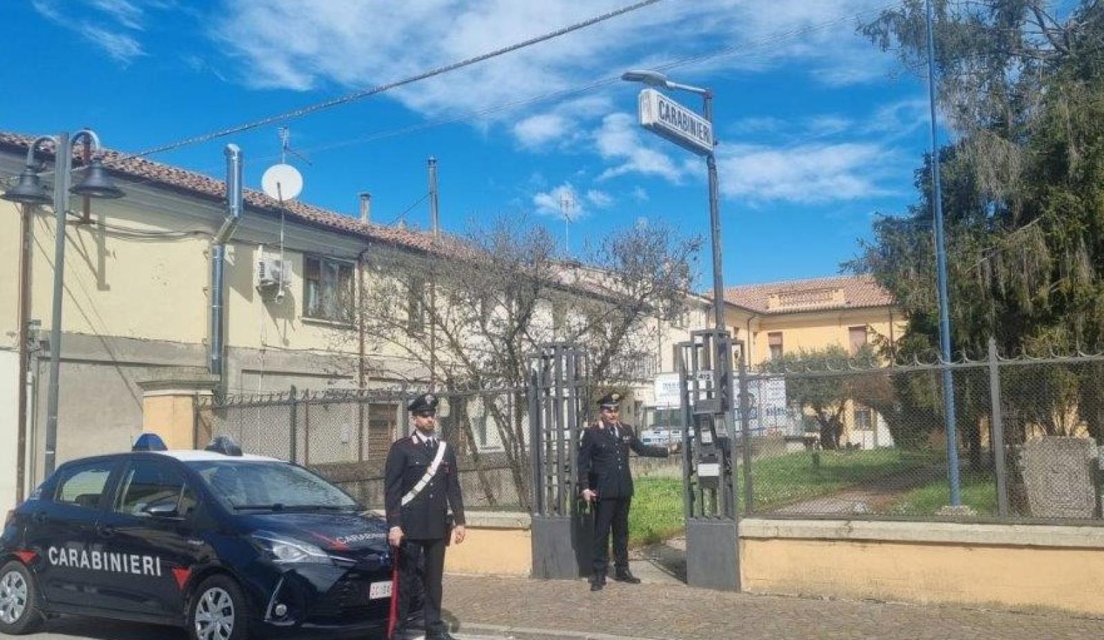 Trova un portafogli con mille euro e lo porta ai carabinieri