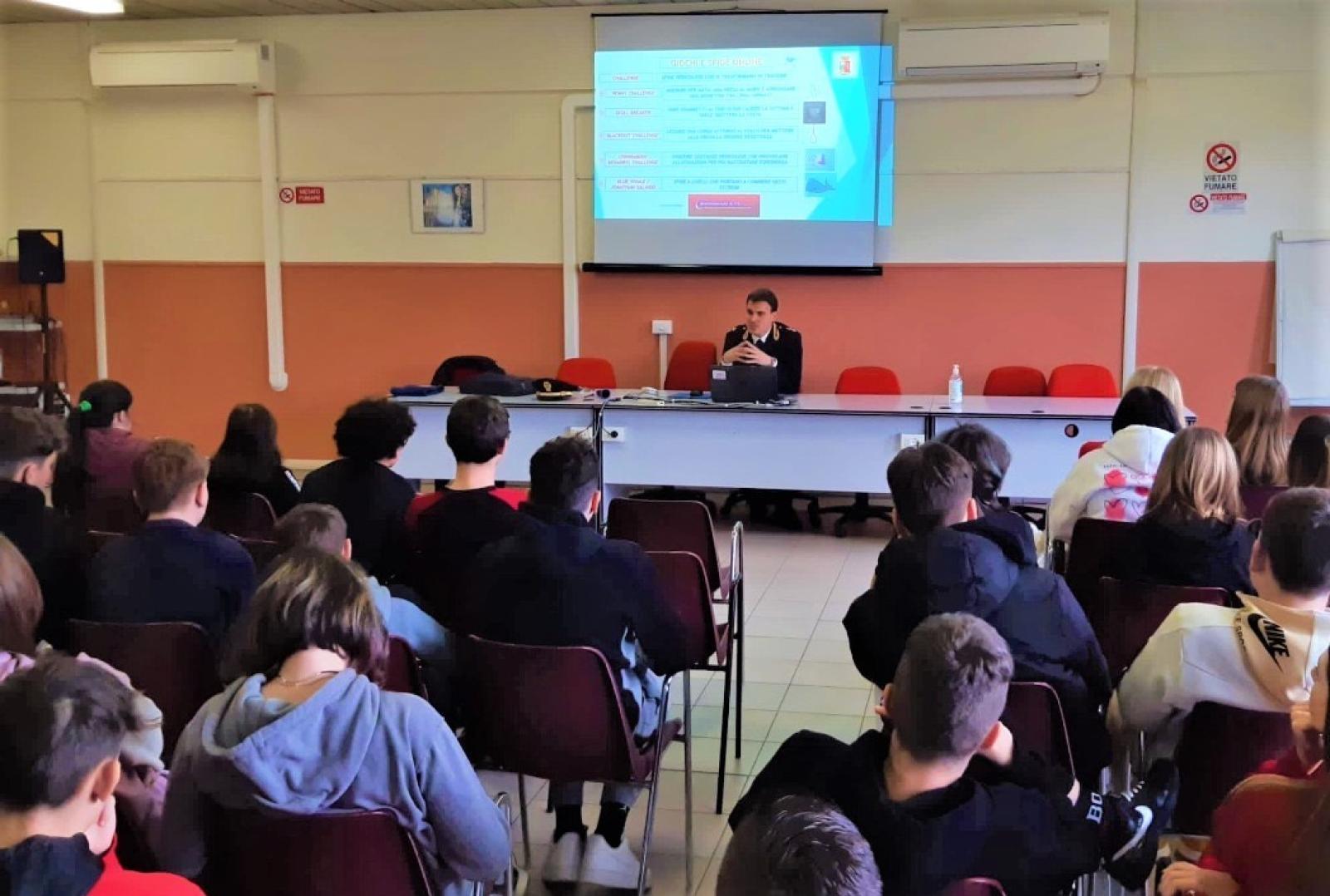 La polizia di stato fa tappa nelle scuole