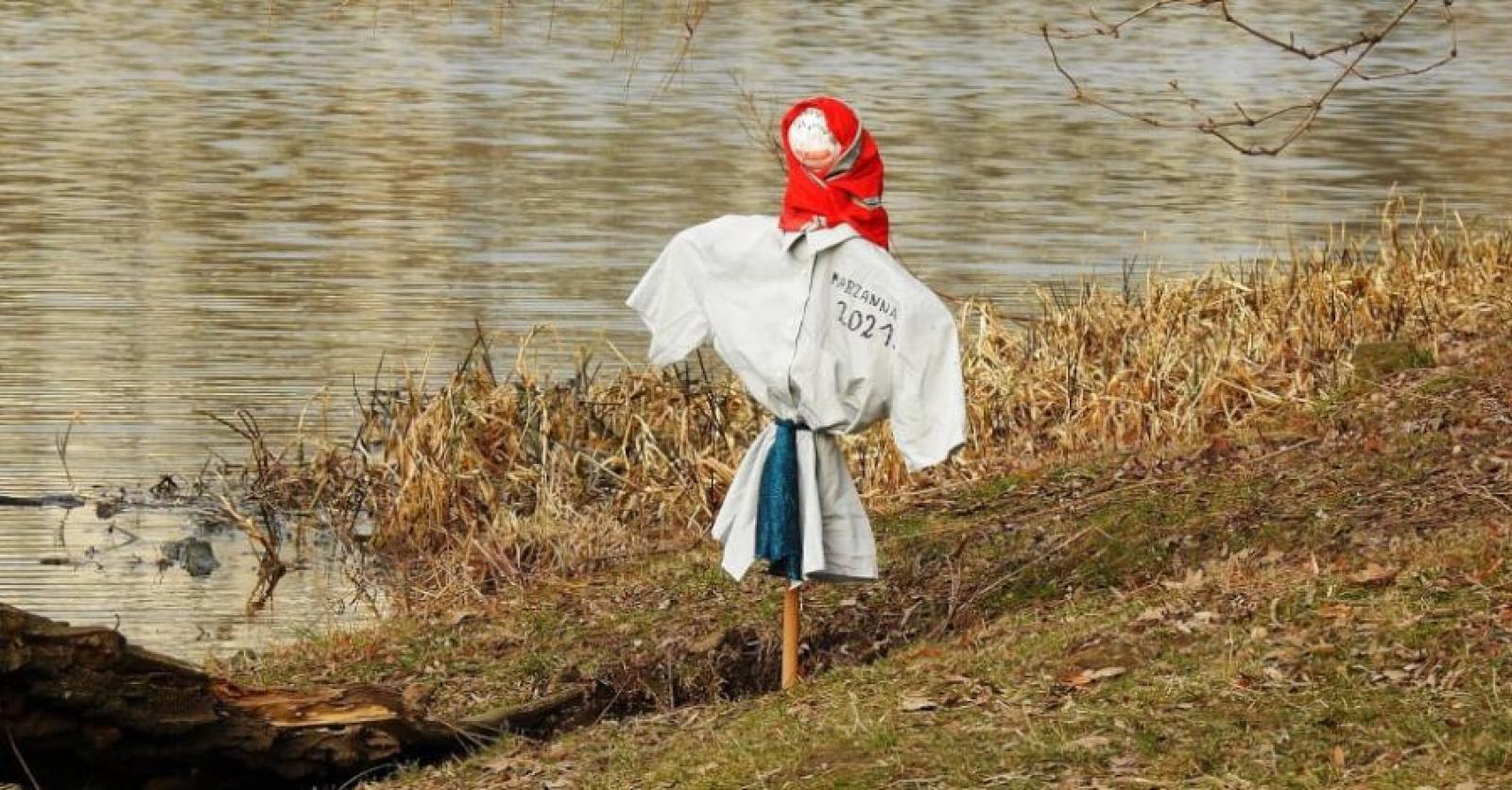 Allarme cadavere in Adige... ma era uno spaventapasseri