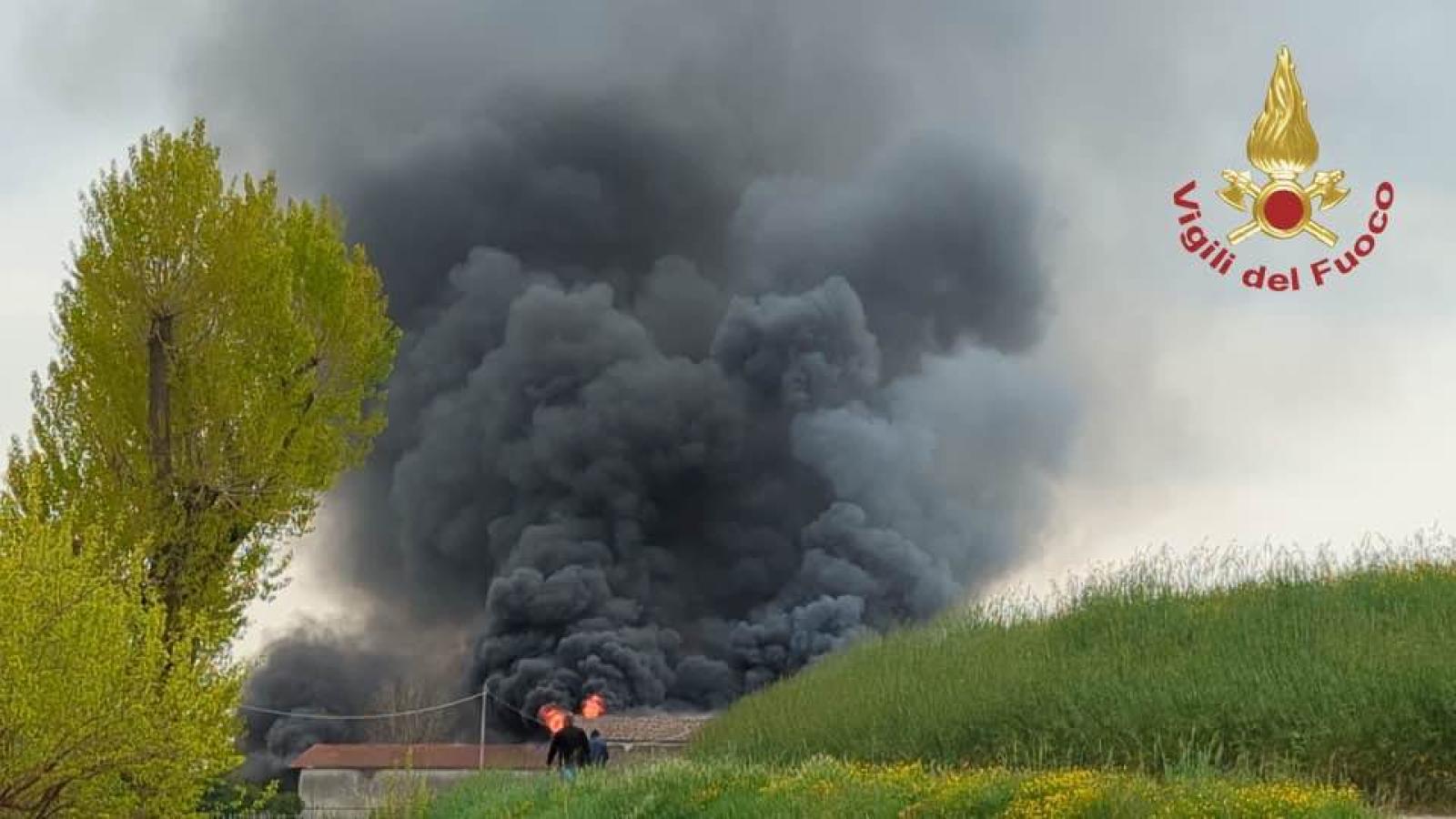 Brucia un casolare, ustionato il proprietario