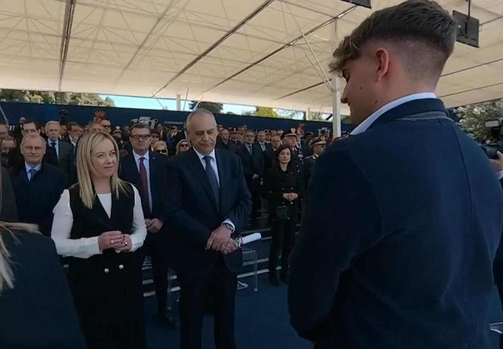 Il suo pap&agrave; &egrave; morto da eroe: "Sar&ograve; poliziotto come lui"