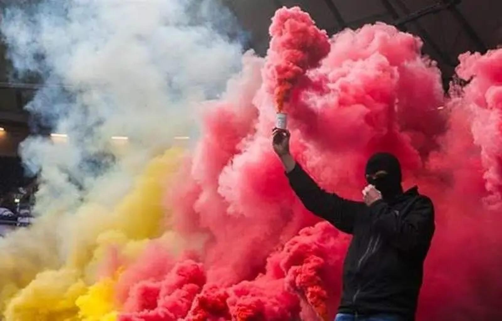 Fumogeni allo stadio, ultras denunciati e daspati