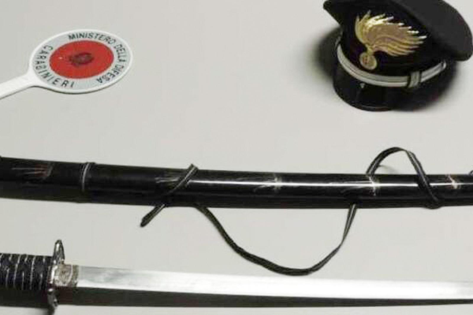 "Vi ammazzo tutti": contro i familiari con la katana