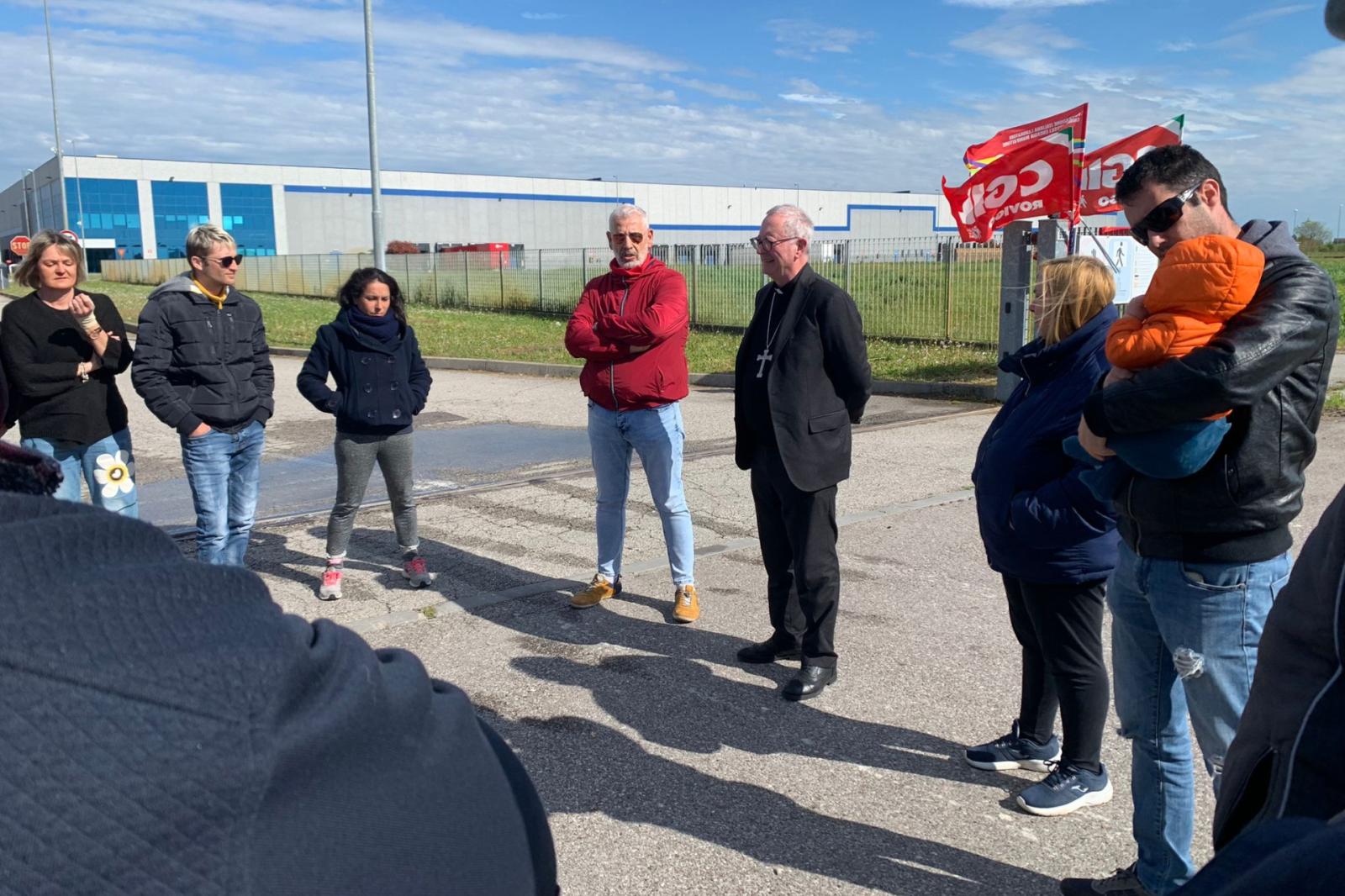 Il vescovo al presidio dei lavoratori: "Tutelateli"