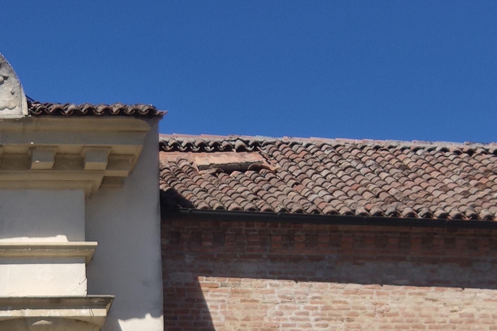 Cede il tetto della chiesa: "Intervenire subito"