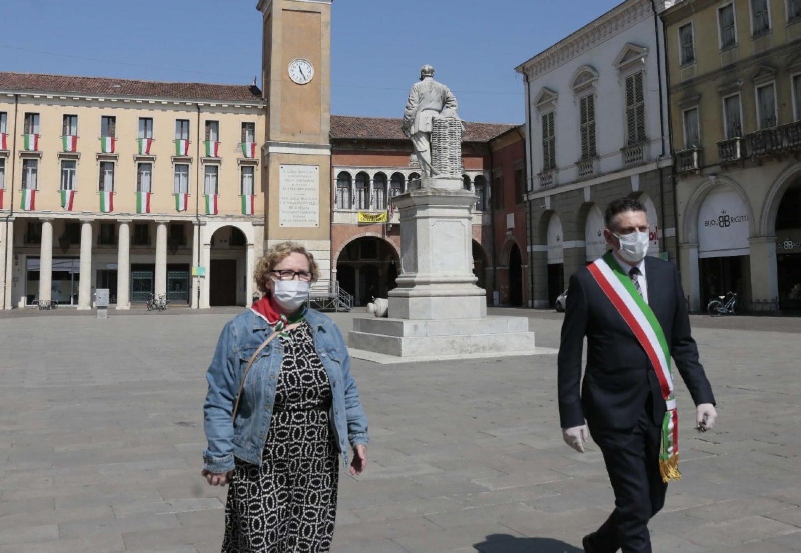 La Liberazione di tre anni fa: solo i sindaci in mascherina e guanti