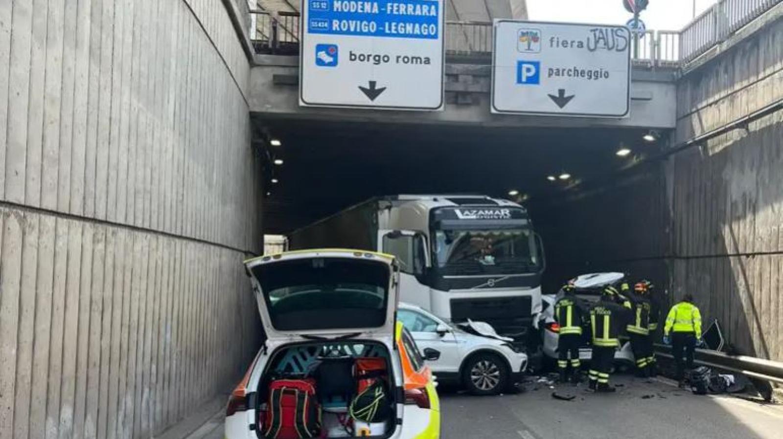 Tir contromano si schianta, grave un 52enne