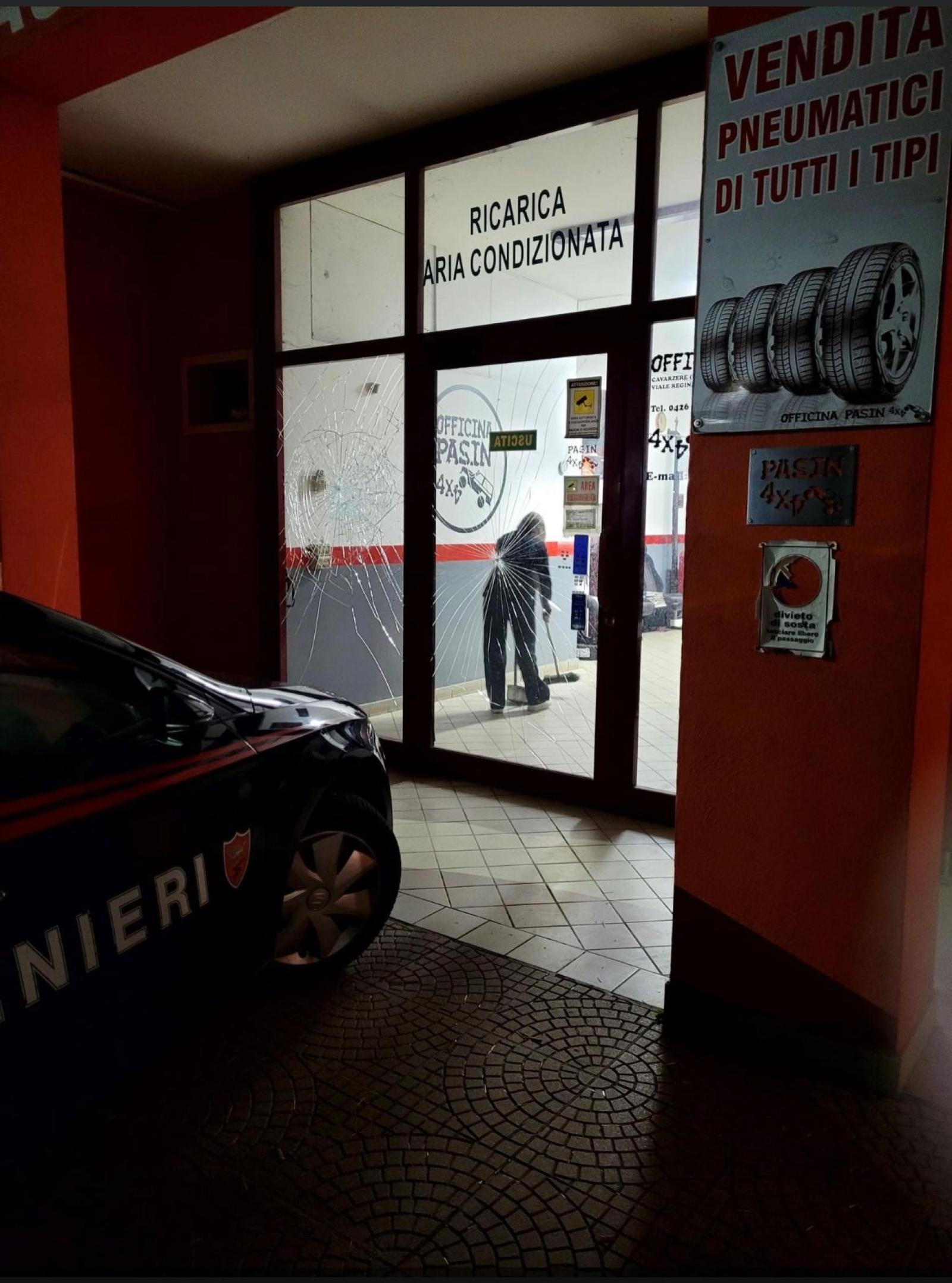 Assalto all'autofficina al grido di "Allah akbar"