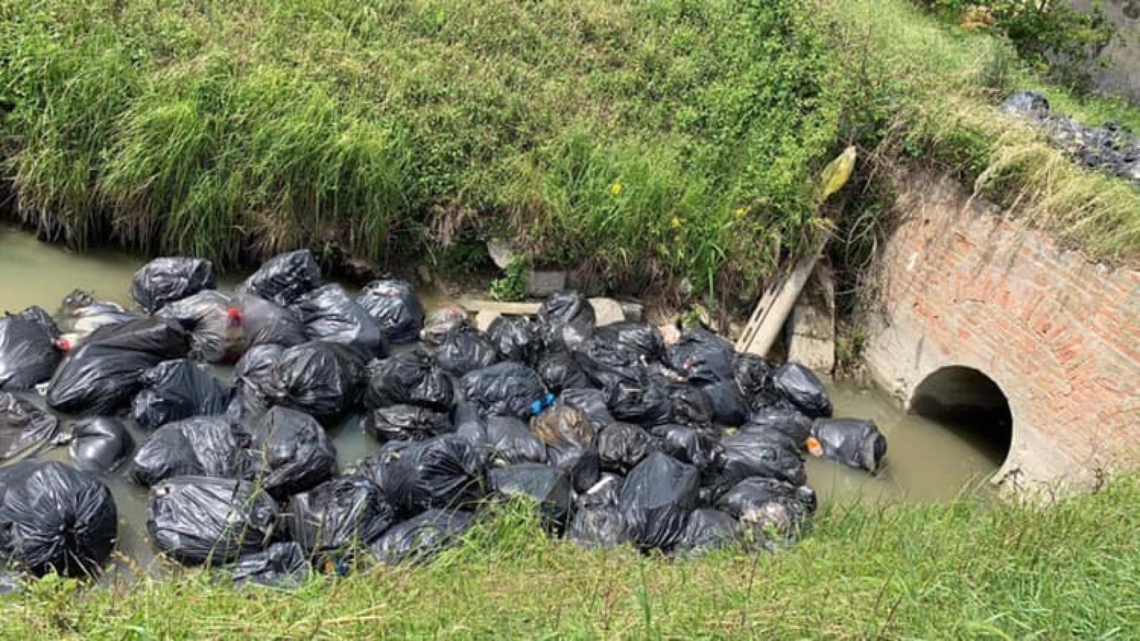 Scolo intasato dai rifiuti, choc e rabbia