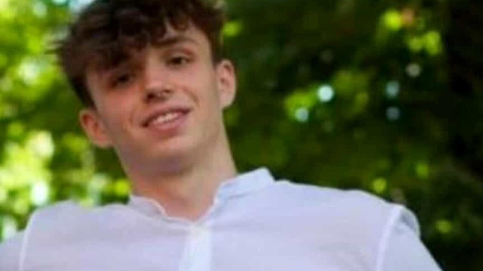 Muore a 18 anni, colpito da un pugno