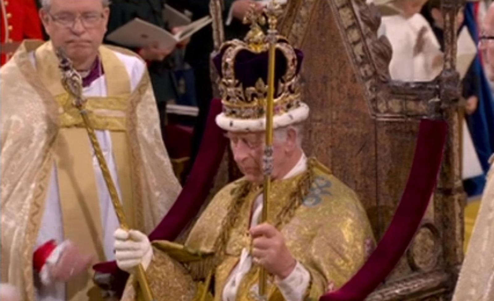 Corona, globo e doppio scettro: adesso Carlo &egrave; re