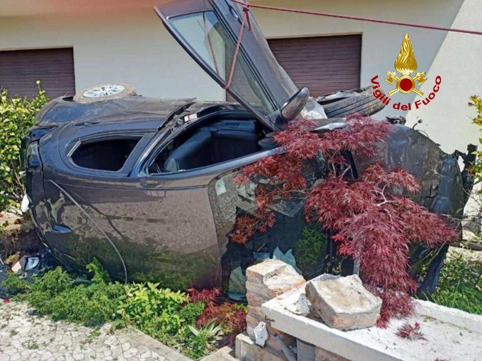 Si schianta in cortile, &egrave; grave