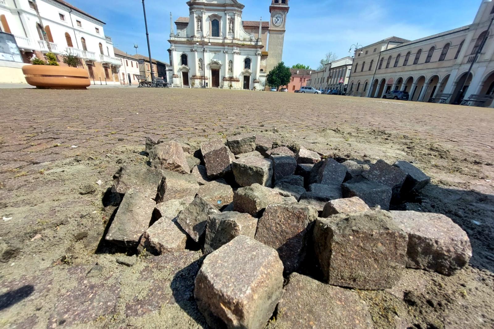 Attacco alla piazza, idioti all'opera