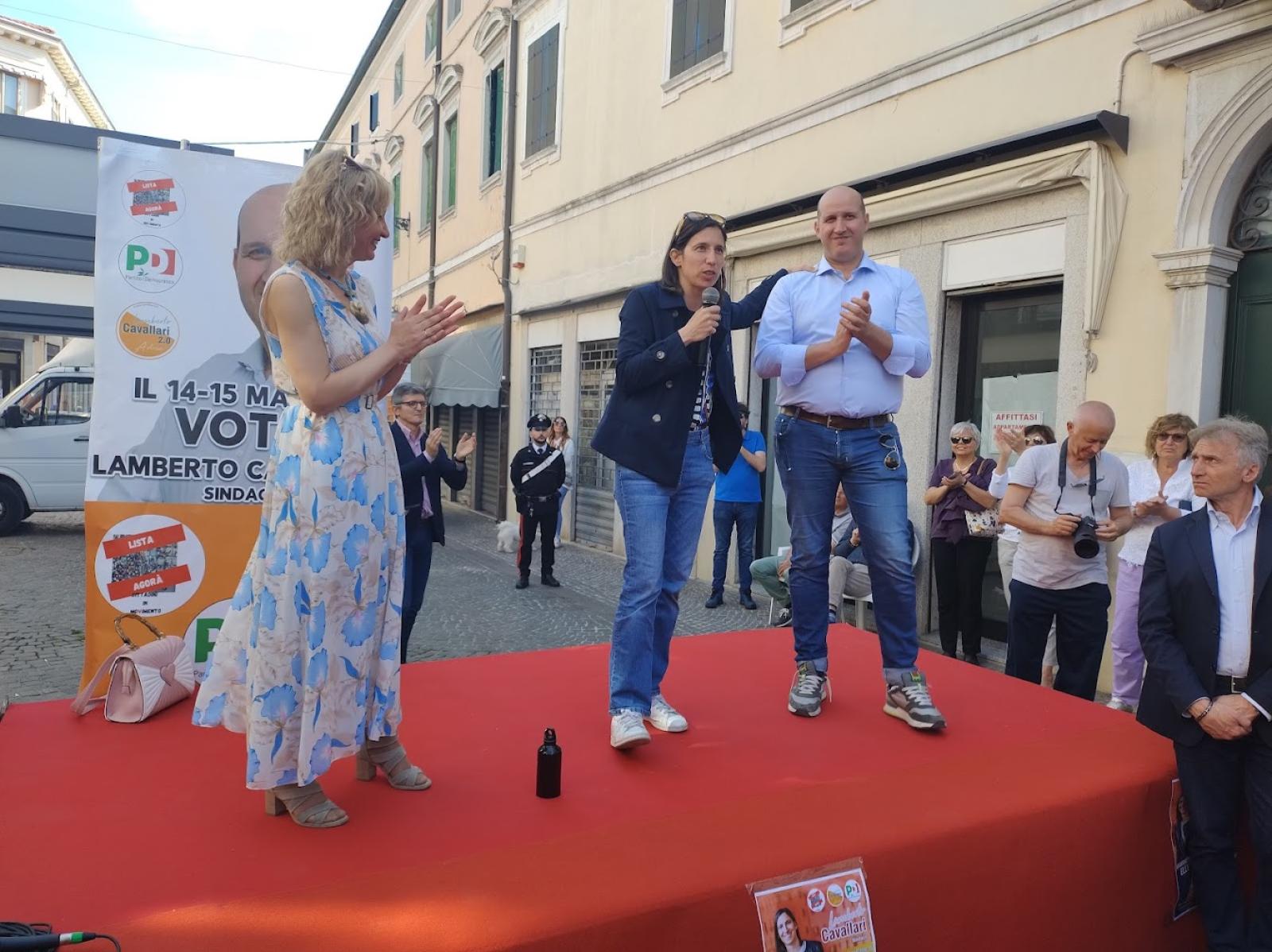 Elly Schlein accolta da un&rsquo;ovazione