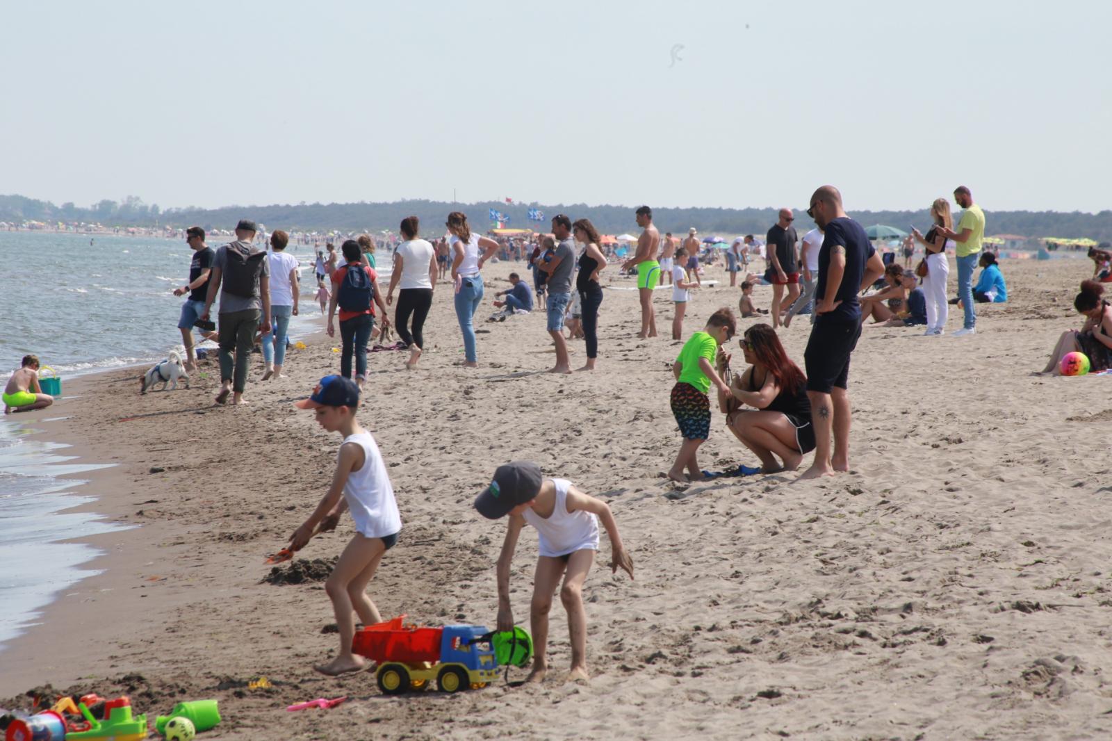 Primo assaggio d'estate: spiagge piene