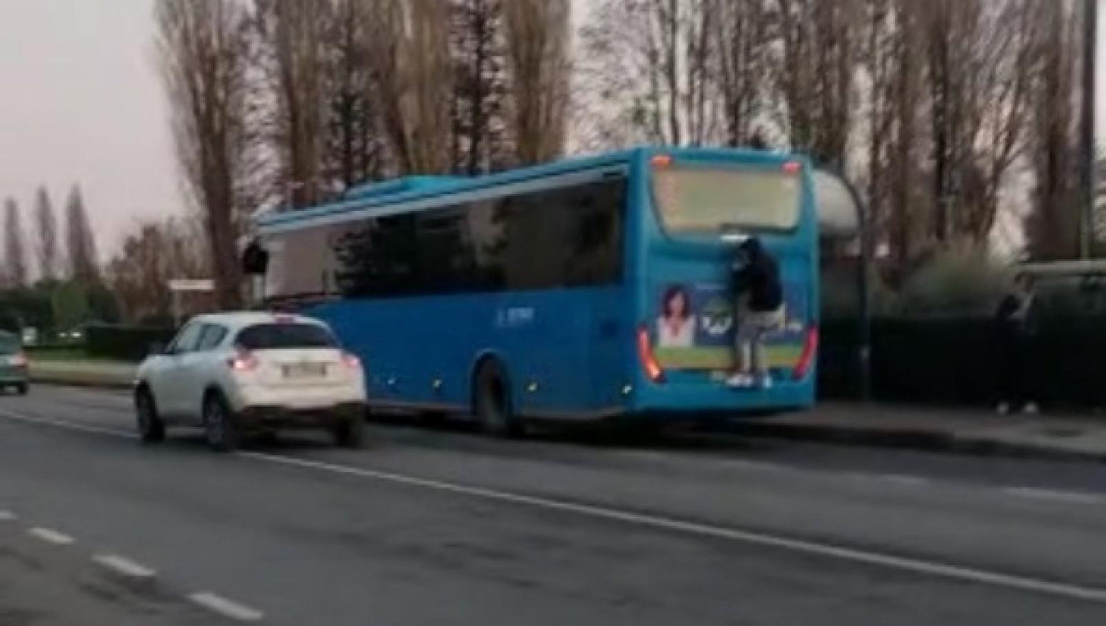 L'ultima follia: prendere il bus al volo