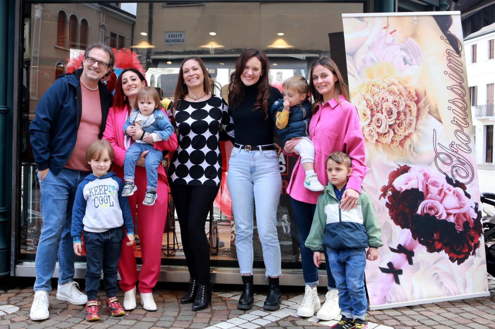 Sfilata di mamme al box in piazza