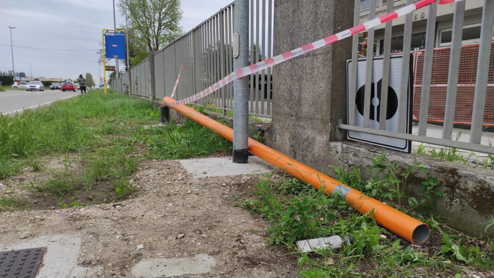 Vandali tagliano il velox sulla Statale 16
