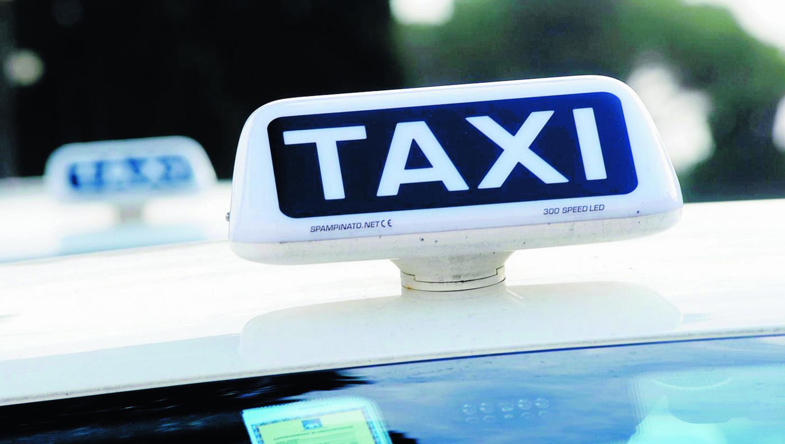 Zero taxi, lasciata a piedi di notte