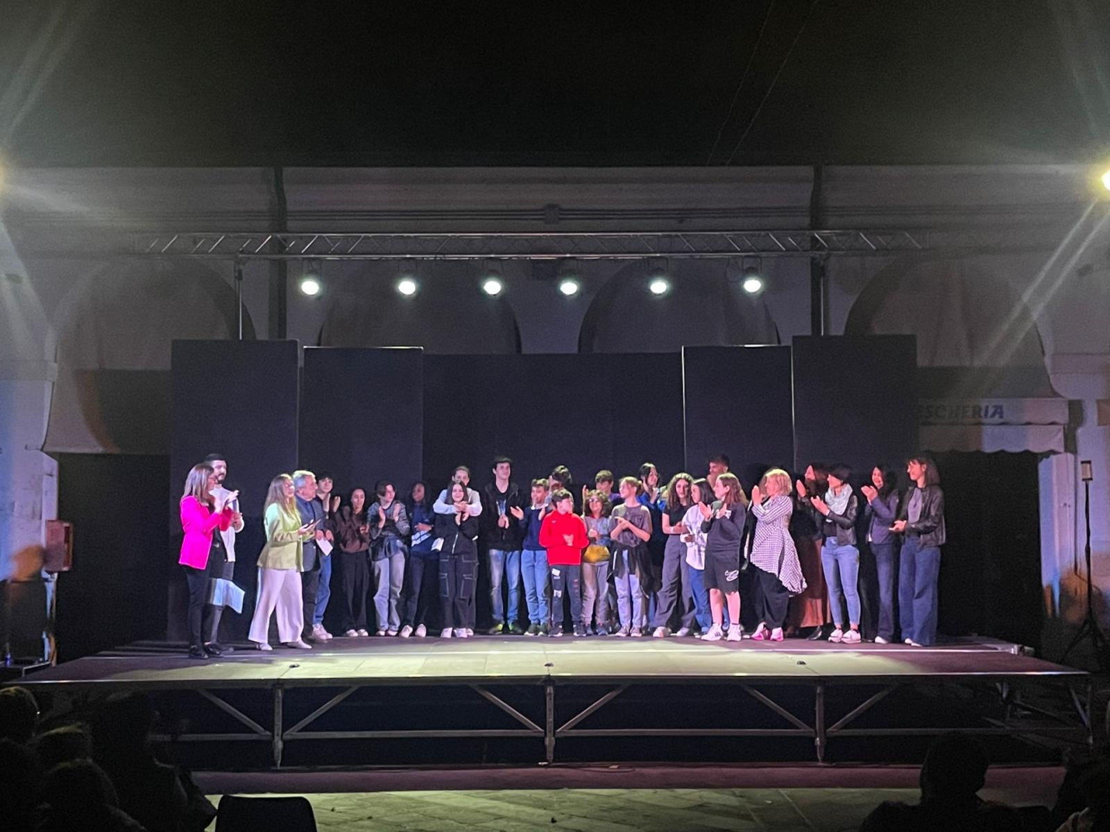 Tra scuola e teatro, il finale fa il pienone in piazza Annonaria 