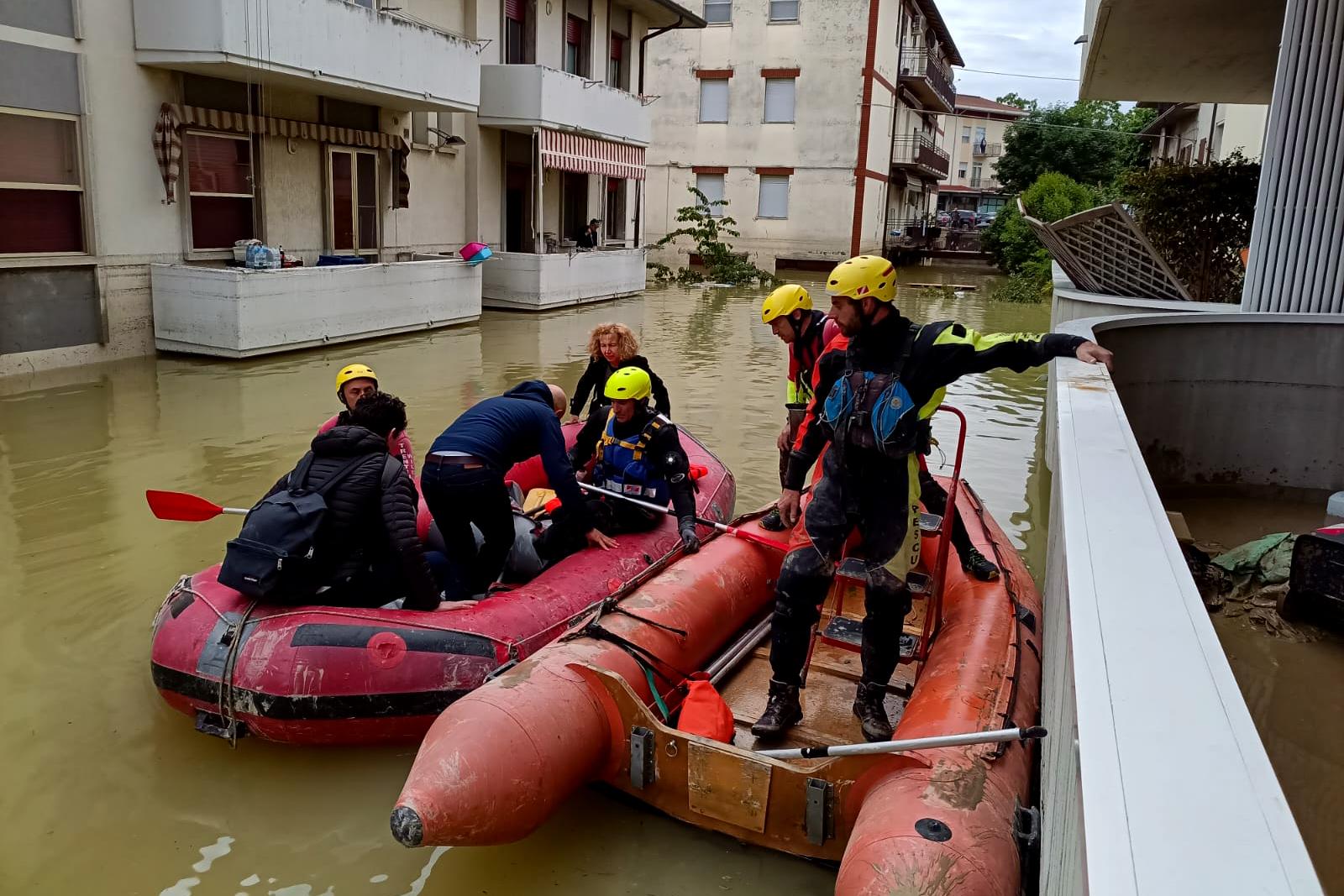 Bandiere a mezz'asta per le vittime dell'alluvione 