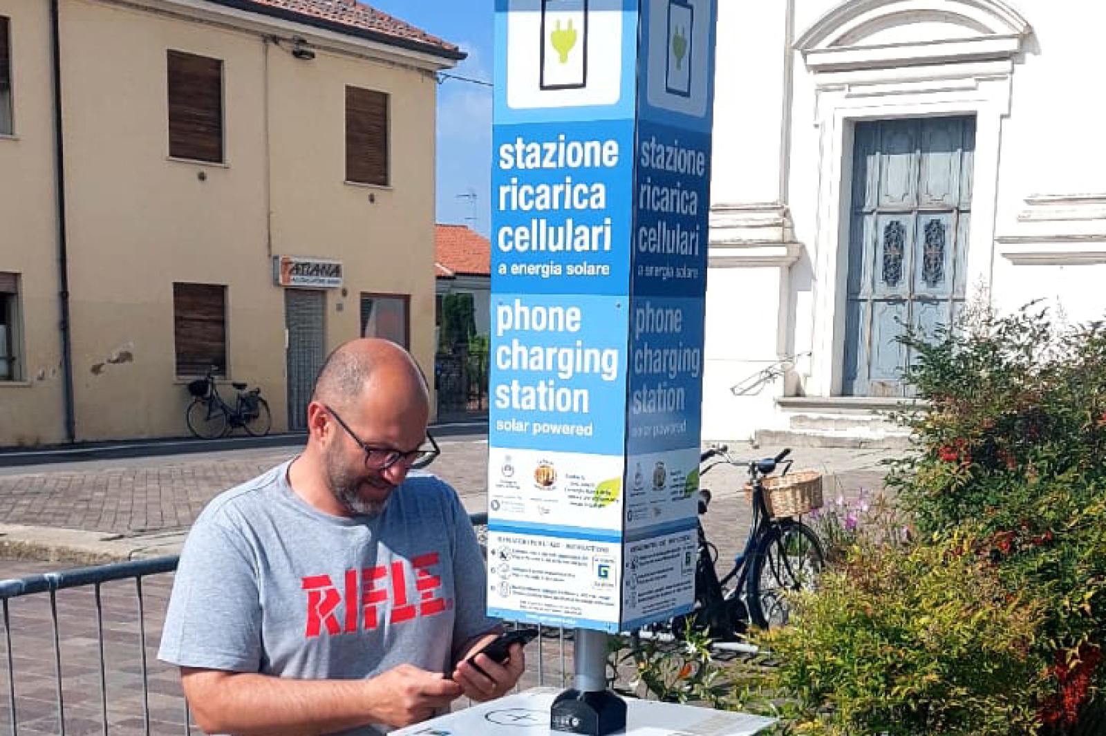 Il cellulare? Qui te lo ricarica il sole