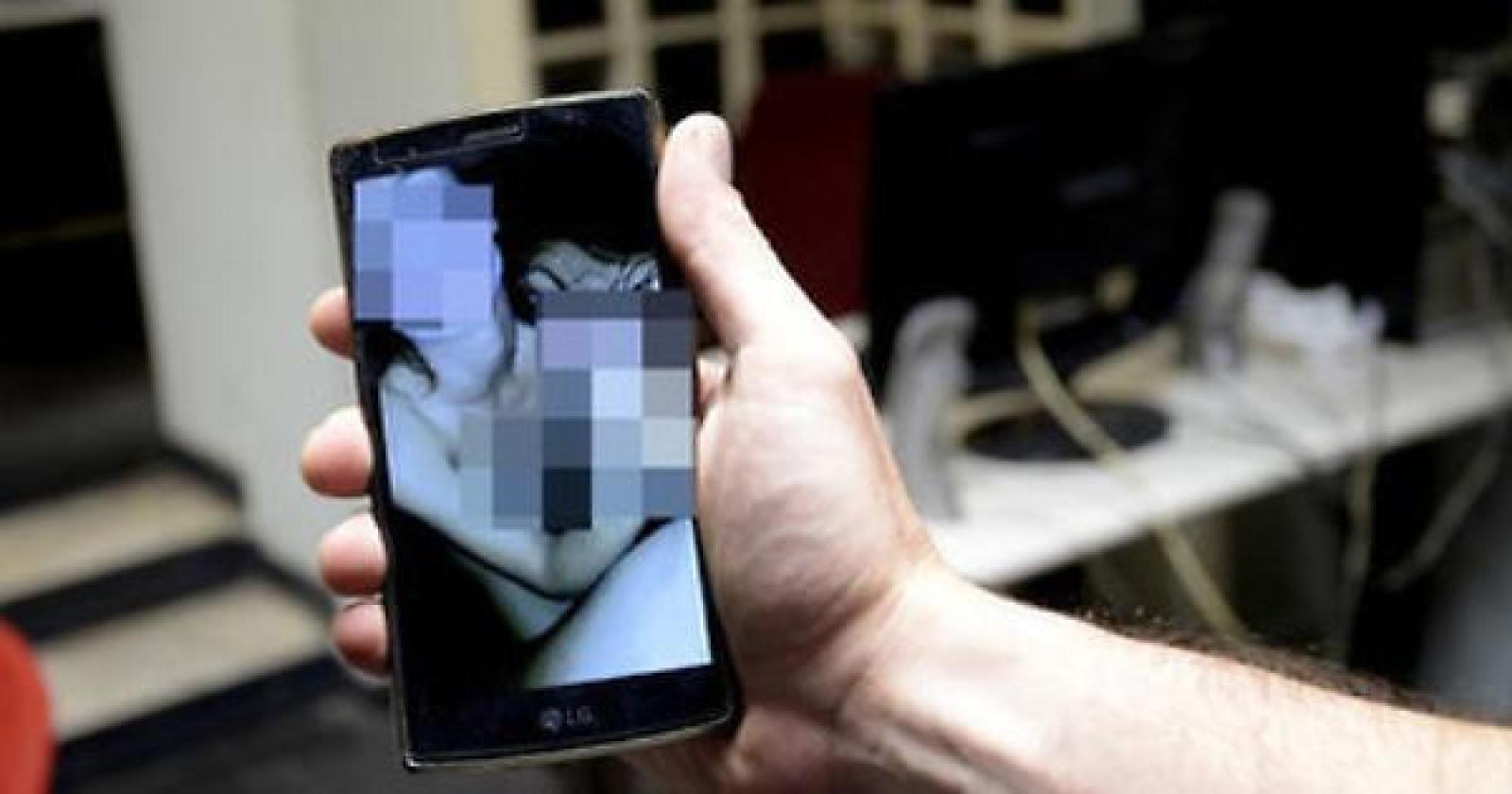 La moglie gira porno, la scopre e li mette sulla chat del condominio