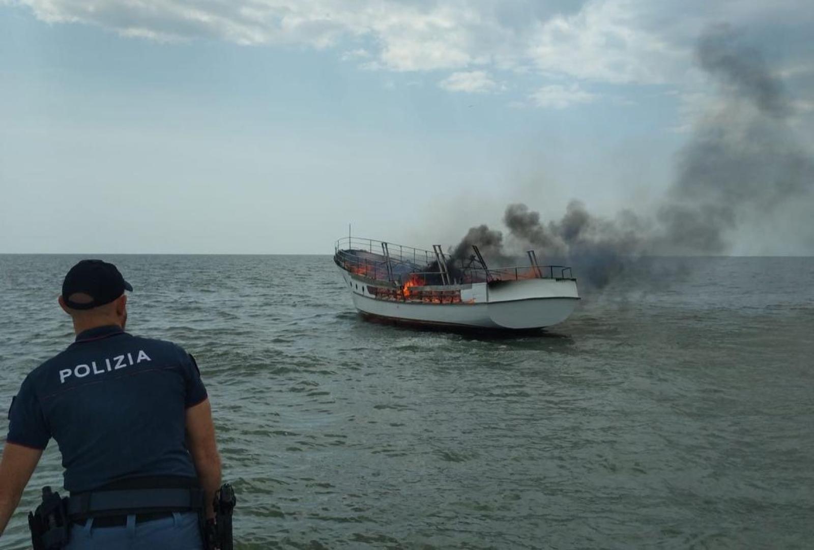 Naufraghi in mezzo alle in fiamme 