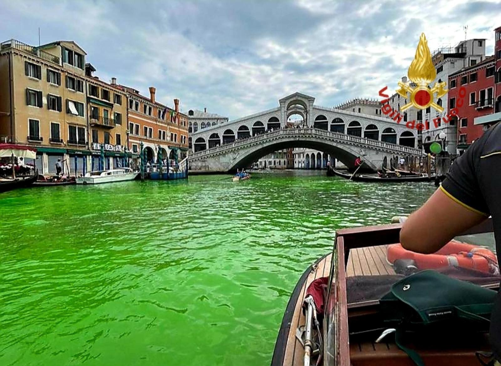 Incredibile: acqua verde fluorescente nel Canal Grande