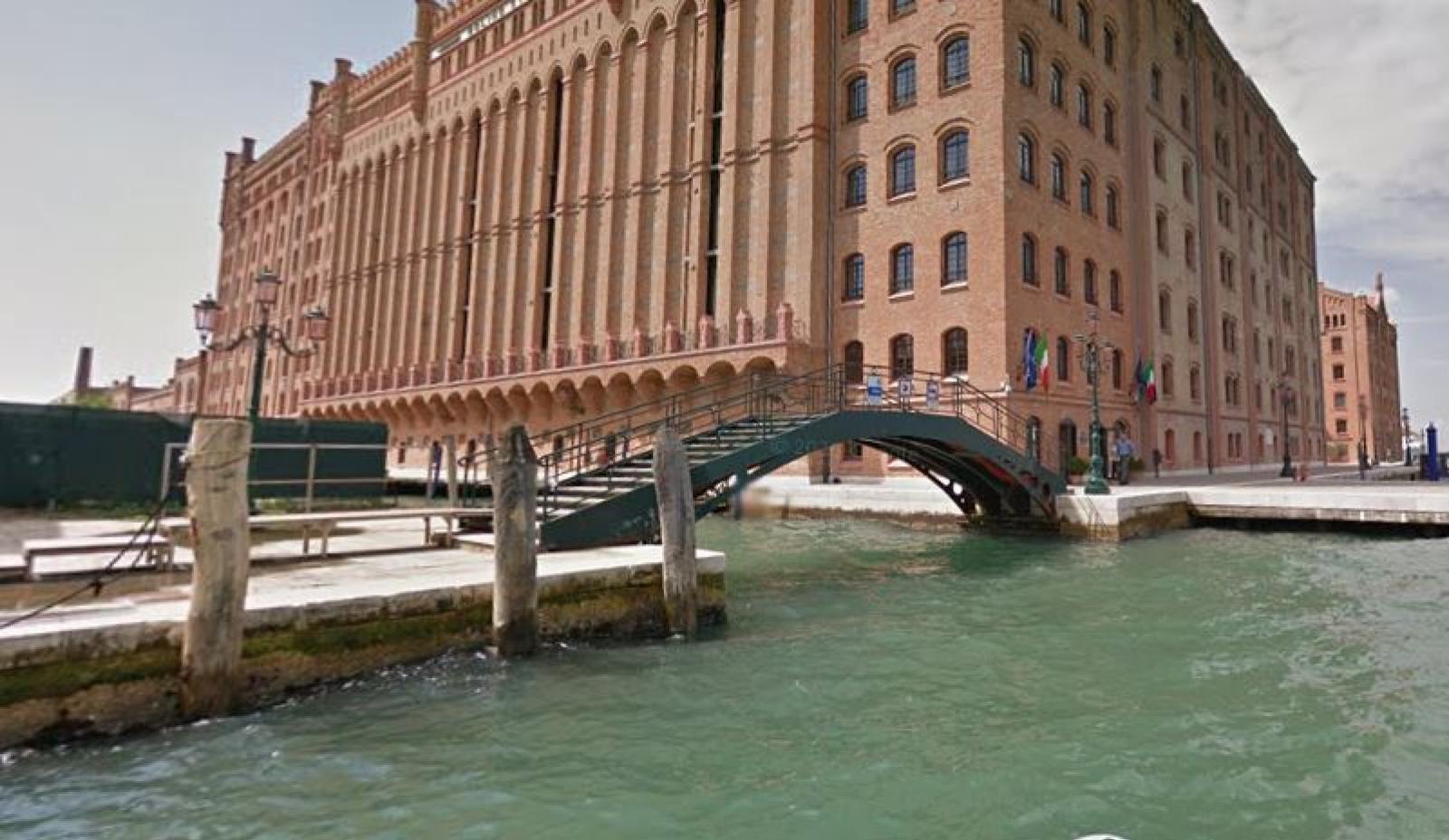 Getta in canale la fidanzata in una lite