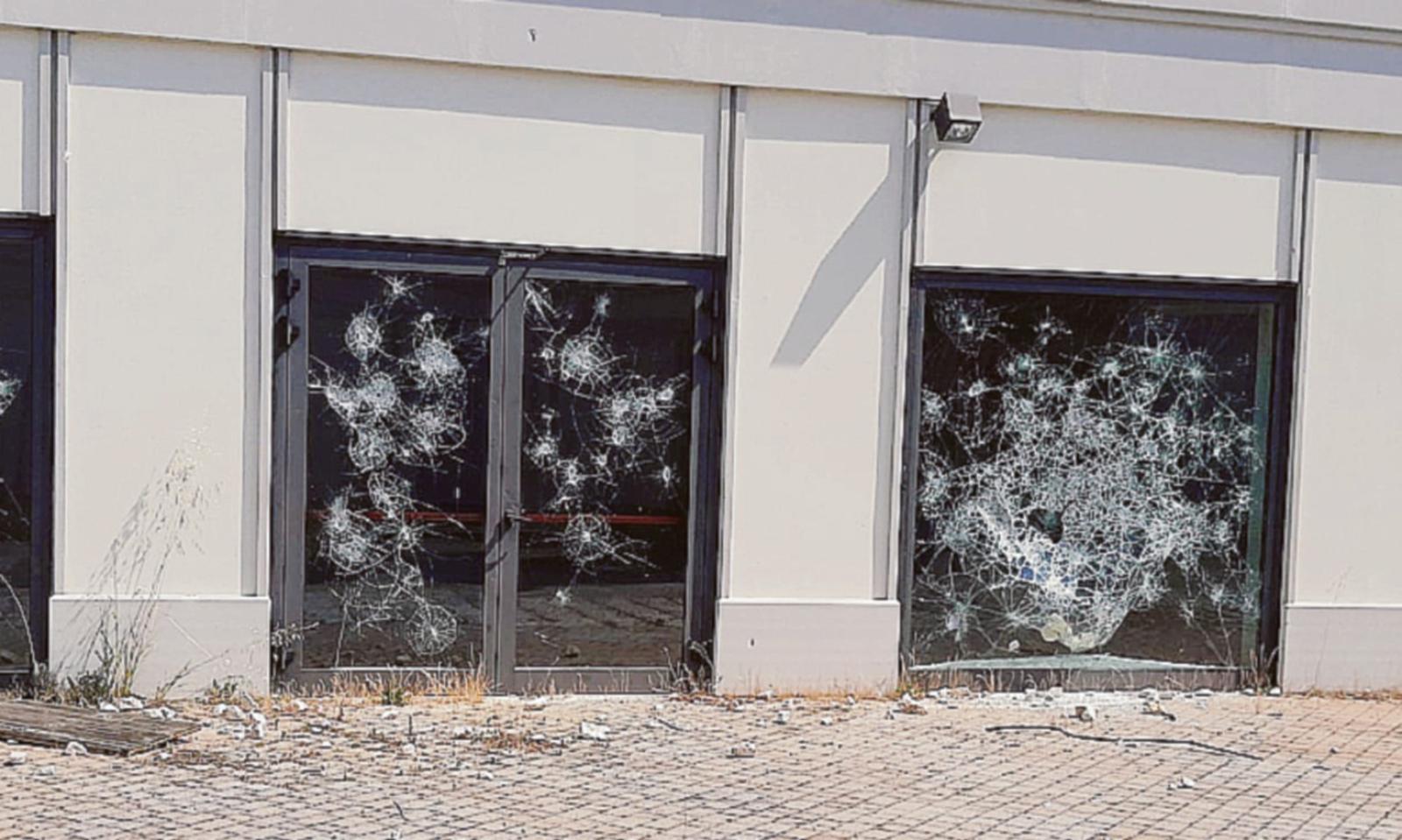 Outlet fantasma preda dei vandali