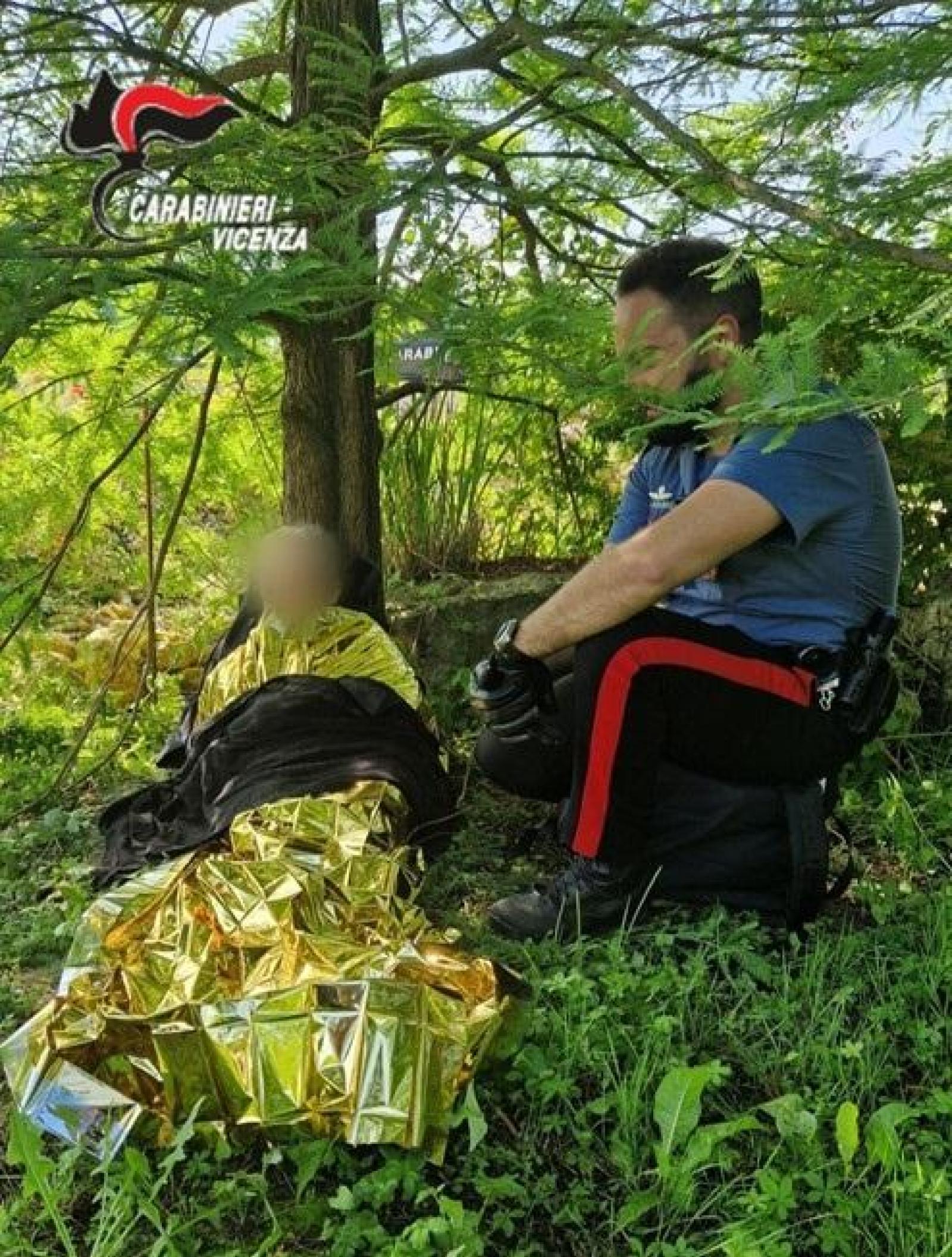 Scappa dalla casa di riposo, la trovano nel bosco