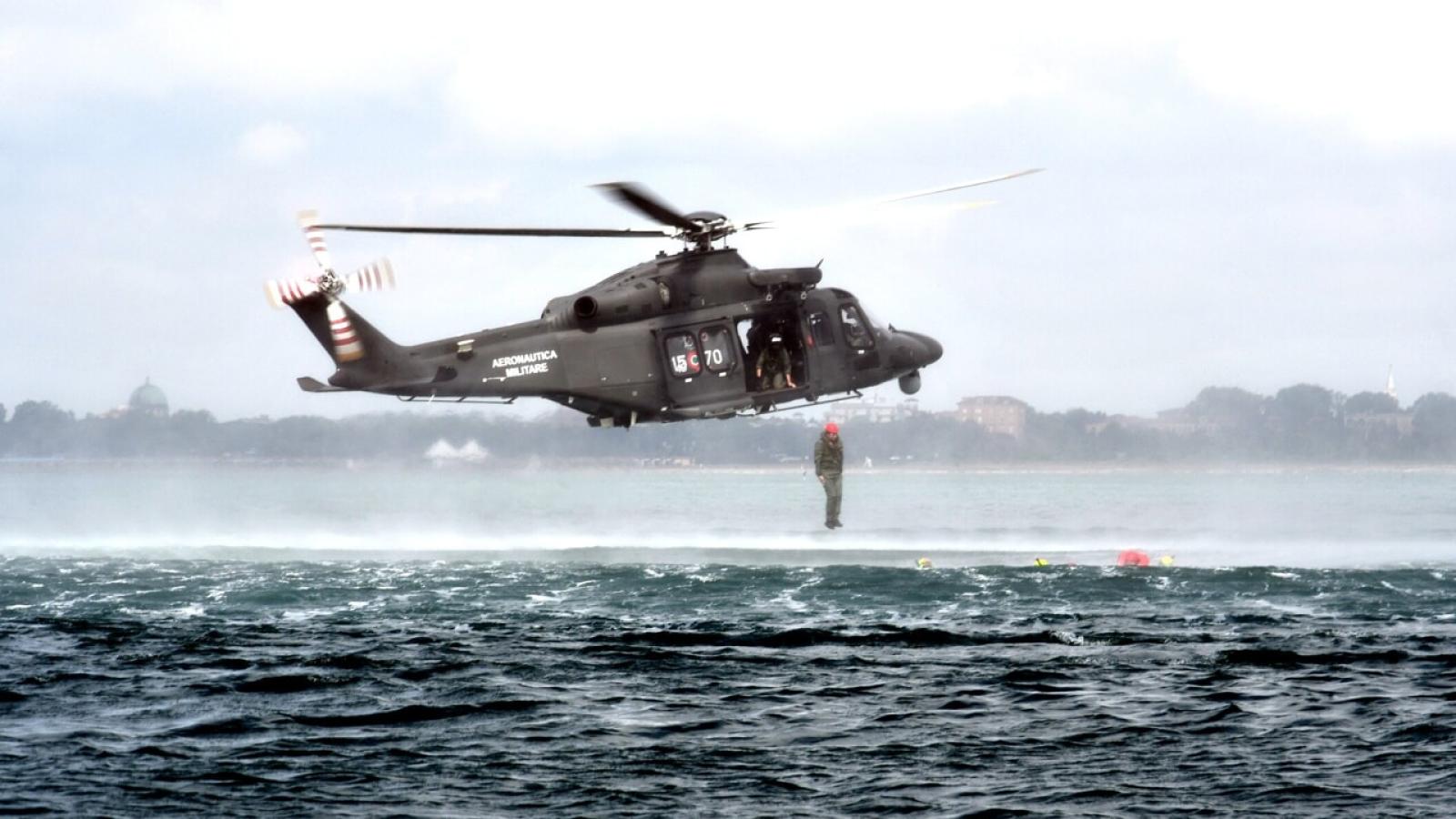 Recupero uomo in mare davanti al Lido, &egrave; un'esercitazione