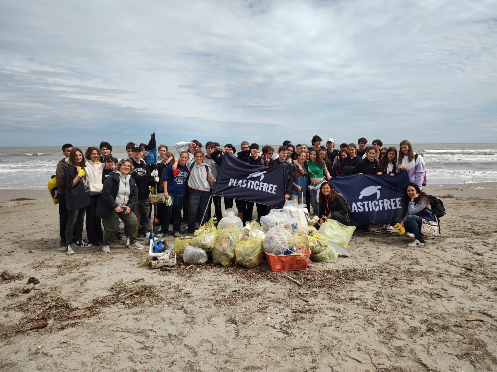 Plastic Free: Oltre 779 tonnellate di plastica rimosse dalle spiagge nel 2023